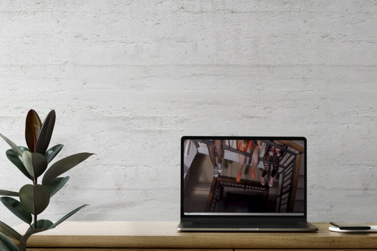 Mockup de un ordenador sobre una mesa. Proyecto de estilismo